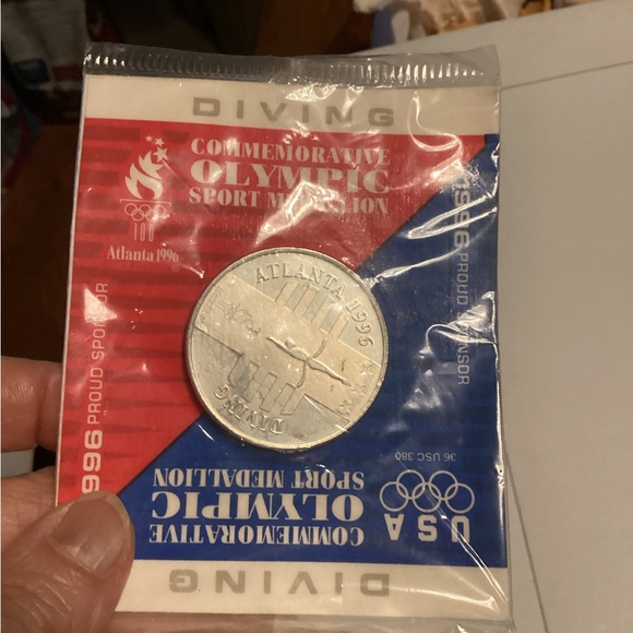 Collection of Atlanta 1996 pins and  coin - Picture 8 of 9